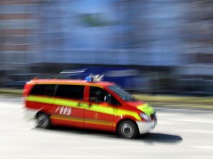 Erneut mehrere Container in Brand geraten: Polizei sucht Zeugen - Ein Einsatzleitfahrzeug der Berufsfeuerwehr während einer Einsatzfahrt.