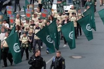 Erneut Neonazi-Demo mit Fackeln und Trommeln geplant - Mit einheitlicher Parteikleidung und Fahnen zogen Rechtsextremisten 2019 durch Plauen - die Bilder erinnerten an SA-Aufmärsche im Dritten Reich.