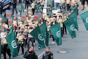Erneut Neonazi-Demo mit Fackeln und Trommeln in Plauen geplant - Mit einheitlicher Parteikleidung und Fahnen zogen Rechtsextremisten 2019 durch Plauen - die Bilder erinnerten an SA-Aufmärsche im Dritten Reich.