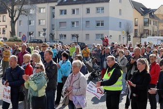 Erneut Protest gegen Schließung der stationären Kinderklinik in Lichtenstein - Lichtensteiner wehren sich gegen die Schließung der Kinderstation des Krankenhauses Lichtenstein durch den Träger, das Deutsche Rote Kreuz. Am Sonntag machten mehr als 200 Teilnehmer einer Kundgebung deutlich, dass sie die Begründung der Schließung nicht akzeptieren.