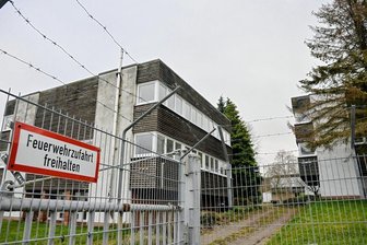 Erneut Protest in Einsiedel - Mit Stacheldraht geschützt ist das ehemalige Pionierlager in Einsiedel.Frühestens ab Januar sollen hier wieder Flüchtlinge einziehen. 