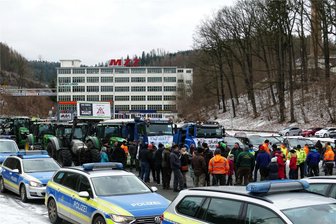 Erneut Proteste und Sperrungen im Erzgebirge: Mit diesen Aktionen ist am Dienstag zu rechnen - Wie der Montag lief - Die Fahrer von mehr als 100 Fahrzeugen, darunter reichlich 20 Traktoren, haben sich am Montagnachmittag am ehemaligen MZ-Werk in Zschopau versammelt, um als Teil einer Sternfahrt gemeinsam nach Chemnitz zu rollen.
