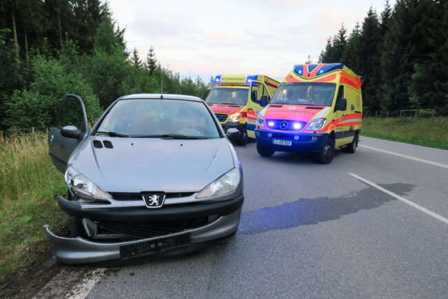 Erneut schwerer Unfall auf Auer Autobahnzubringer - Auf dem Autobahnzubringer nach Aue hat am Donnerstagabend ein Peugeot-Fahrer die Kontrolle über sein Fahrzeug verloren und ist mit einem VW zusammengestoßen. 