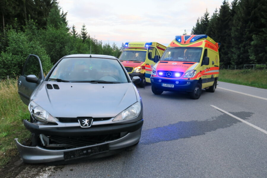 Erneut schwerer Unfall auf Auer Autobahnzubringer - Auf dem Autobahnzubringer nach Aue hat am Donnerstagabend ein Peugeot-Fahrer die Kontrolle über sein Fahrzeug verloren und ist mit einem VW zusammengestoßen. 