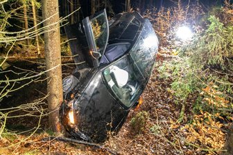 Erneut schwerer Verkehrsunfall zwischen Elterlein und Grünhain - In einer Kurve zwischen Elterlein und Grünhain ist am Mittwochabend ein Audi verunglückt.