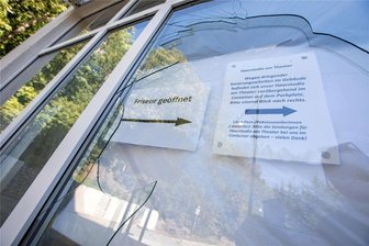 Erneut Steinwurf in Plauen: Neuer Ärger für Geschäft vor der Wiedereröffnung - Erneut klirrte eine Scheibe in Plauen. Schaden: 1000 Euro.