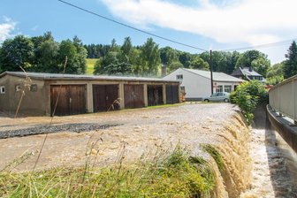Erneut Straßen und Keller im mittleren Erzgebirge überflutet - Die Staatsstraße in Großrückerswalde war zwischenzeitlich nicht mehr befahrbar.