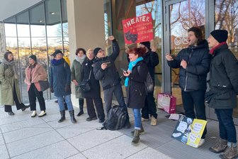 Erneut Theaterprotest vor dem Plauener Rathaus - Theatermitarbeiter machten erneut auf sich aufmerksam. Mit geballter Faust: Betriebsratschef Marcus Sandmann.
