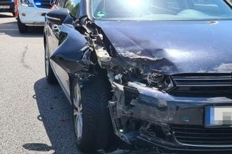 Erneut Unfall auf B 93 - Dieser VW fuhr bei Crossen einem Toyota ins Heck.