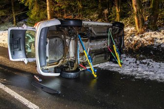 Erneut Unfall in Kurve im Erzgebirge: Feuerwehr muss Fahrerin aus Pkw befreien - Der Pkw kam von der Straße ab und blieb auf der Seite liegen.