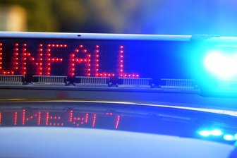 Erneut Unfall mit Fußgänger in Crimmitschau: Orangefarbener Transporter fährt Fußgänger an - Ein 43-jähriger Fußgänger hat sich beim Unfall in Crimmitschau verletzt.
