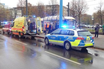 Erneut Unfall mit Straßenbahn in Chemnitz - Notarzt, Sanitäter und Polizei an der Unfallstelle.