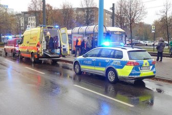 Erneut Unfall mit Straßenbahn in Chemnitz - Notarzt, Sanitäter und Polizei an der Unfallstelle.