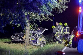 Erneut Unfall zwischen Glauchau und Wernsdorf: Feuerwehr befreit eingeklemmten Mann aus seinem Fahrzeugwrack - Der Subaru war am Sonntagabend frontal gegen einen Baum geprallt.