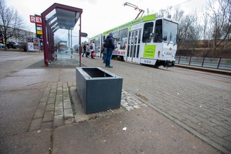 Erneut versuchte Sprengung von Ticketautomaten in Plauen - Demontierter Fahrkartenautomat der Plauener Straßenbahn an der Haltestelle Anton-Kraus-Straße: Sprengversuch durch Unbekannte gegen 2.10 Uhr in der Nacht.