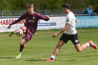 Erneut vom Aufsteiger gestoppt: Serie der Freiberger Fußballer endet im Vogtland - Die BSC-Kicker um Lucas Rene Hanitsch (r.) haben auch das Rückspiel bei Aufsteiger Irfersgrün verloren.