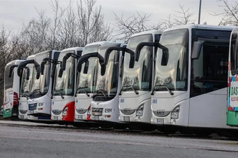 Erneut Warnstreik im Nahverkehr: Im Landkreis Zwickau trifft es Regionalbuslinien und Schülerverkehr - Bereits Anfang des Monats haben die Busfahrer beim Regionalverkehr Westsachsen (RVW) gestreikt. Das Foto zeigt Linienbusse am Streiktag im RVW-Betriebshof in Glauchau-Reinholdshain.