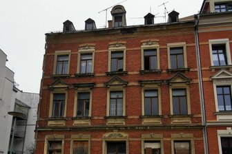 Erneut wird in Plauen ein marodes Wohnhaus abgerissen - Dieses Wohnhaus an der Reinsdorfer Straße 41 wird abgerissen.