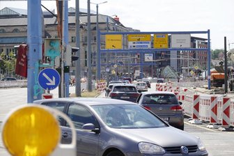 Erneut zwei Blitzer in Chemnitz beschmiert - Der Kreuzungsblitzer an der Ecke Bahnhofstraße/Brückenstraße wurde mit grüner Farbe besprüht. 