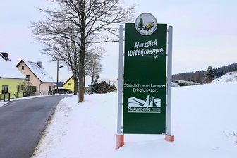Erneute Attacke im Vogtland: Willkommensschild teilweise geraubt - Wo bis vor Kurzem „Schnarrtanne-Vogtland" zu lesen war, ist jetzt ein leerer Raum.