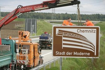 Im Herbst 2007 ließ die Stadtverwaltung Hinweistafeln aufstellen, die seither für die Stadt der Moderne werben - wie hier an der A 72 zwischen Hartmannsdorf und Limbach-Oberfrohna-Ost. 