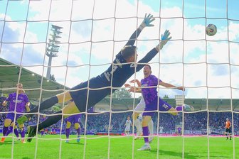 Erneute Niederlage für Erzgebirge Aue: Warum Sportchef Heidrich keine Trainerdiskussion aufkommen lässt - Martin Männel streckt sich vergeblich nach den Kopfball von Leonhard Münst zum 0:1. Aues Keeper musste anschließend noch zwei weitere Male hinter sich greifen.