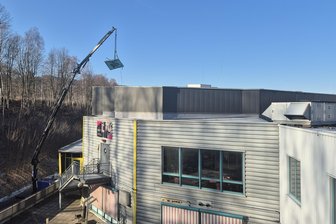 Erneute Notsicherung am Dach vom Ring-Center in Schwarzenberg – Kino soll bald wieder öffnen - Am Dienstag erfolgte eine erneute Notsicherung des Daches des Ring-Kinos.