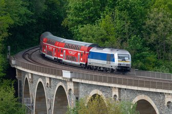 Erneute Störungen beim RE 6: Weniger Plätze und Zusatzbusse - Ein Zug auf der Linie Chemnitz-Leipzig. Die Streck ist immer wieder von Ausfällen und Einschränkungen betroffen.