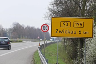 Erneute Tempoanpassung auf der B 93 bei Zwickau: Wann wird der Asphalt erneuert? - Auf der B 93 bei Zwickau gilt seit Anfang April wieder Tempo 100.