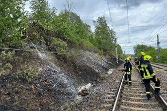 Erneuter Brand an Bahnstrecke Freiberg-Dresden: Zug muss Notbremsung machen – 135 Fahrgäste gestrandet - Erneut hat es am Donnerstag an der Bahnstrecke Dresden-Freiberg, diesmal in Richtung Freiberg, nahe des Bahnhofs Klingenberg gebrannt.