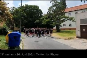 Erneuter Fan-Eklat setzt CFC unter Druck - Ausschnitt aus einem Video, das den Chemnitzer FC einmal mehr in die Schlagzeilen bringt: "Sieg heil!" skandierende Fans ziehen am Samstag durch ein Wohngebiet in der tschechischen Stadt Most.