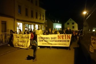 Erneuter Schweigemarsch gegen Asylunterkunft in Einsiedel -
