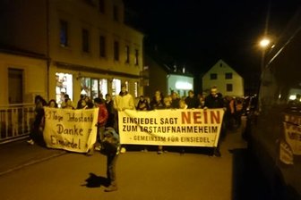 Erneuter Schweigemarsch gegen Asylunterkunft in Einsiedel -