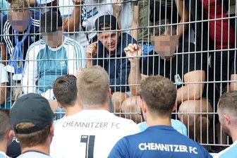 Erneuter Skandal beim CFC: Kapitän Daniel Frahn gefeuert - Daniel Frahn (mit verkehrt aufgesetztem Basecap hinterm Zaun) im Gästeblock vor seiner Mannschaft, die gerade 1:3 in Halle verloren hat.
