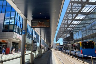 Erneuter Streik bei der City-Bahn in Chemnitz: Fahrgäste sauer wegen fehlender Vorwarnzeit - Die Zentralhaltestelle am Dienstagmittag: Ab 12 Uhr fuhren wegen eines erneuten Streiks keine City-Bahnen mehr.