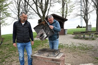 Erneuter Vandalismus am „Heimatblick“ in Rußdorf: Wie geht es an dem Aussichtspunkt weiter? - Robert Riebisch (links) und Steffen Waschitzka betrachten die Reste des Grillkamins am „Heimatblick“ in Rußdorf. Mitte März wurde dieser zerstört. Es war nicht der erste Vorfall dieser Art.