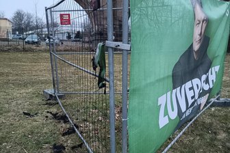 Erneuter Vandalismus vor der Wahl in Limbach-Oberfrohna: Unbekannte zünden Grünen-Plakat an - Am Wochenende wurde in Limbach-Oberfrohna ein Wahlplakat der Grünen angezündet.