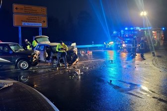 Erneuter Verkehrsunfall auf der B 175 bei Penig: Feuerwehr muss Beifahrerin aus Auto befreien - Erneut hat es an der Kreuzung der B 175 an der Auffahrt Rochlitz zur Autobahn 72 einen schweren Unfall gegeben. Für Penigs Gemeindewehrleiter Thomas Cramer ist die Kreuzung ein Unfallschwerpunkt.