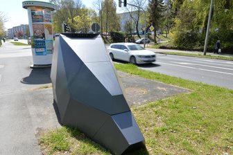 Erneuter Vorfall am Test-Blitzer in Freiberg: Zettel mit Beschimpfung aufgeklebt - Am mobilen Blitzer an der Karl-Kegel-Straße in Freiberg scheiden sich die Geister.