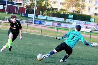 Erneuter Wechsel an der Tabellenspitze - Die zweite Mannschaft des SV Merkur Oelsnitz feierte einen 3:1-Heimerfolg gegen die SpVgg Heinsdorfergrund. Dieser Treffer des Oelsnitzers Aleksei Makanov fand aber wegen Abseits keine Anerkennung.