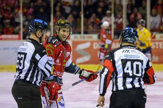 Ernste Worte und interne Geldstrafe: Warum Eispiraten-Topscorer Tobias Lindberg am Wochenende nicht auf die Strafbank musste - In den letzten Wochen häufig zu sehen: Tobias Lindberg diskutiert mit den Schiedsrichtern. Gegen Kaufbeuren und in Regensburg hielt er sich damit zurück.