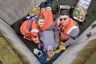 Ernstfall in Bus, Bahn und Tiefe: So werden angehende Rettungssanitäter aus dem Erzgebirge fit für Einsatz - Die Auszubildenden Lisa-Marie Meiner, Sören Chemnitzer und Marco Süss (v. l.), die in Rettungswachen im Erzgebirge lernen, haben am Freitag in Pfaffenhain die Rettung aus der Tiefe trainiert.