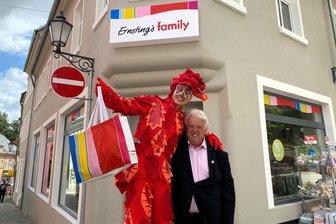 Ernsting’s Family in Hainichen „fast ein kleines Wunder“ - und wann kommt endlich Tedi? - Artist Ronny Robix aus Dresden begrüßte als Feuervogel auf Stelzen die Gäste in der neuen Ernsting's-Filiale in Hainichen. Oberbürgermeister Dieter Greysinger (r.) freut sich über die Ansiedlung des Textilhändlers.