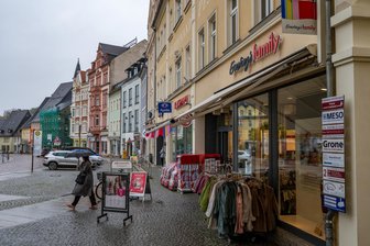 Ernsting‘s Family wechselt Standort in Mittweida – und zieht in bekannte Immobilie - Ernsting's will umziehen - in das Gebäude im Hintergrund mit grünem Netz.