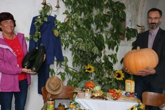 Erntedank-Gaben landen in Tafel-Küche - Manuela Wagner von der Plauener Tafel und Pfarrer Rainer Sörgel. Die Erntegaben wurden für soziale Zwecke an die Tafel gespendet. 