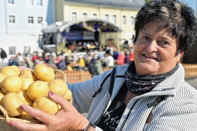 Erntedank wird zum Volksfest - Silvia Weiße von der Katzensteiner Agrar GmbH mit einem Korb Kartoffeln.