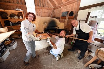 Erntefest in Gahlenz: Wenn die „Computergeneration“ auf bäuerliche Lebensweise trifft - Die Zuckerkuchen-Bäcker Maria Johst, Sebastian Fischer und Lothar Hofmeister haben gut lachen: die Ware geht weg wie warme Semmeln.
