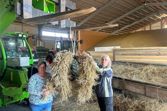 Erntefest in Ullersdorf: Ein Ort steht Kopf - Katja Klötzer (l.) und Kathi Richter binden die Erntekrone, die in Ullersdorf beim Erntefest präsentiert wird.