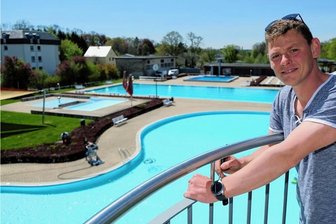 Erobert das Oben-ohne-Baden für alle die Freibäder in und um Reichenbach? - Schwimmmeister Kevin Marschlich ist mit der Vorbereitung auf die neue Saison im Freibad Oberreichenbach sehr zufrieden. Ein letzter Kontrollrundgang an der Rutsche und die Tore können pünktlich öffnen.