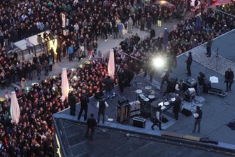 Eröffnet Kraftklub das neue Atomino in Chemnitz? Ein (offenes) Geheimnis - 2012 Das erste Guerilla-Konzert: Die Chemnitzer Band Kraftklub stand plötzlich auf dem Dach des "Terminal 3" an der Brückenstraße und begeistert die Fans.
